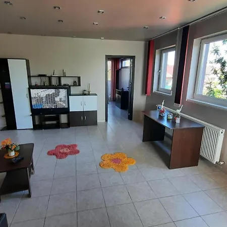 Spacious, Modern In New - Sleeps 6