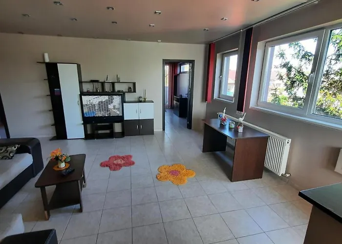 Spacious, Modern In New - Sleeps 6