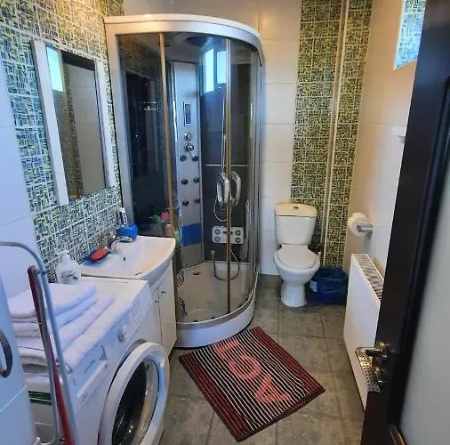 Spacious, Modern In New - Sleeps 6 *