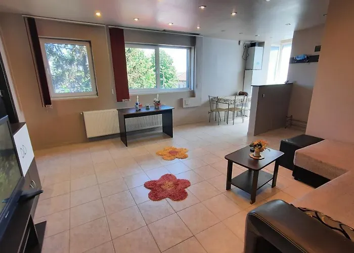 Апартаменти Spacious, Modern In New - Sleeps 6 *